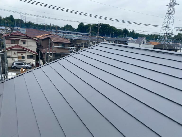 新しい屋根材を設置