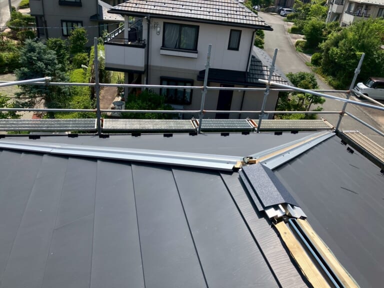 棟板金に金属下地を設置