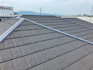 サムネイル画像 三重県伊賀市- ノンアスベストのスレート屋根を石粒付き金属屋根を使用したカバー工法リフォーム工事