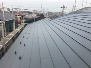 サムネイル画像 千葉県佐倉市 - 雨漏りしてるコロニアルNEOの屋根をスーパーガルテクトでカバー工法