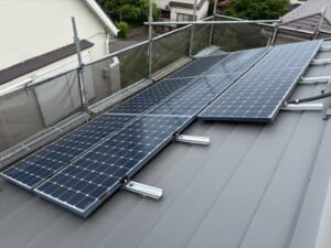 サムネイル画像 千葉県船橋市 - スレート屋根をスーパーガルテクトでカバー工法と太陽光パネルの脱着