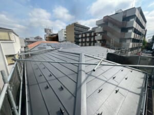 サムネイル画像 東京都杉並区 - 石綿含有スレート屋根をスーパーガルテクトでカバー工法