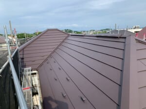 サムネイル画像 横浜市金沢区 - スレート屋根を色あせ保証20年のスーパーガルテクトフッ素で屋根カバー工法