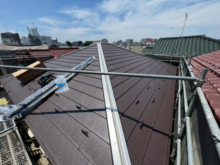 棟板金に金属下地を設置