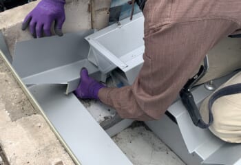 内樋板金の交換作業の様子