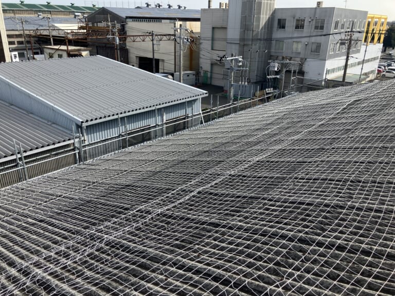 屋根全面に安全用ネットを貼り付け