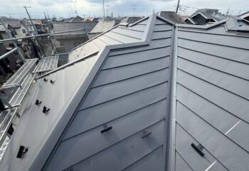 千葉県鎌ケ谷市 - 面数が多い屋根を色褪せしにくいスーパーガルテクトフッ素で屋根工事
