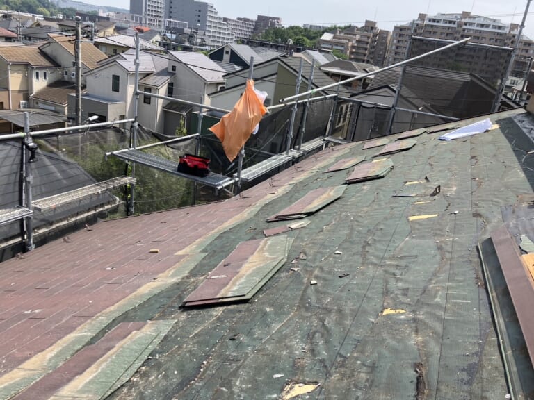 既存の屋根材を撤去