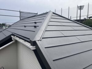 サムネイル画像 神奈川県大和市 - 仕上がりの美しさに大満足!アスファルトシングルの屋根をカバー工法でリフォーム