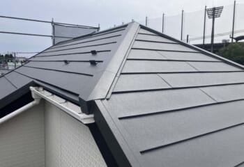 神奈川県大和市 - 仕上がりの美しさに大満足！アスファルトシングルの屋根をカバー工法でリフォーム