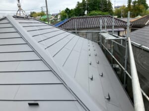 サムネイル画像 東京都あきる野市 - 寄棟をスーパーガルテクトでカバー工法
