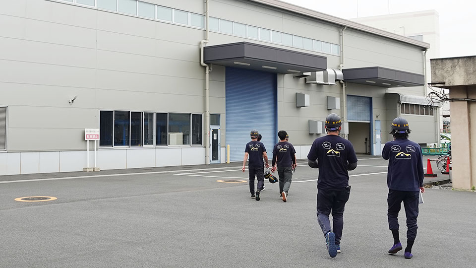 試験装置施設へ向かう施工管理者