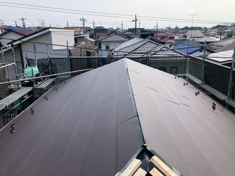 新しい屋根材を設置