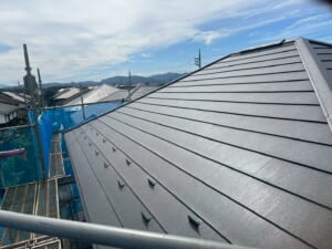 サムネイル画像 東京都八王子市 - スレート屋根をスーパーガルテクトで屋根修理と雨どい交換