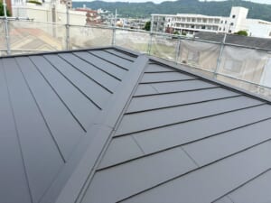 サムネイル画像 大阪府箕面市 - 築後20年以上経過したノンアスベスト屋根、パミールをスーパーガルテクトで葺き替え工事