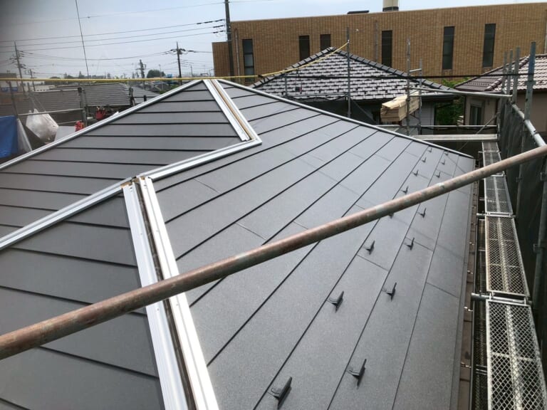 棟板金に金属下地を設置