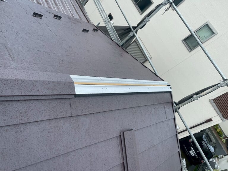 棟板金に金属下地を設置