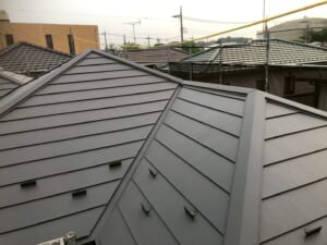 サムネイル画像 埼玉県久喜市 - 屋根面8面以上の複合屋根をスーパーガルテクトで屋根修理