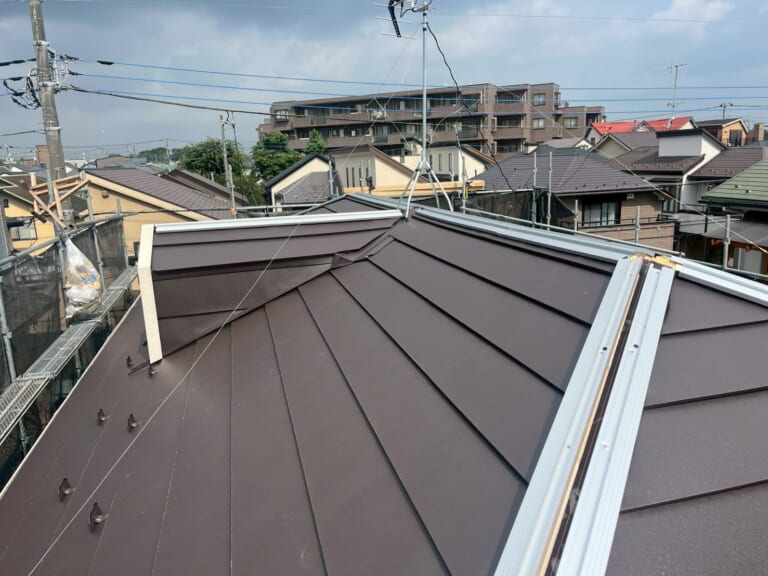 棟板金に金属下地を設置