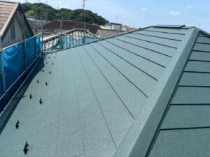 サムネイル画像 横浜市港北区 - 天窓付きノンアスベスト屋根を天窓撤去を含む屋根リフォームと外壁塗装