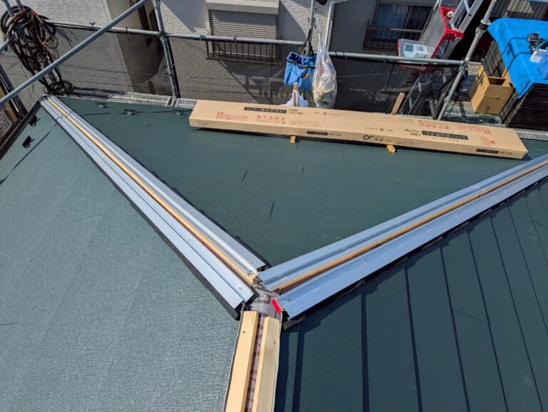 棟板金に金属下地を設置