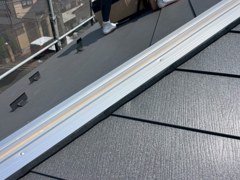 棟板金に金属下地を設置