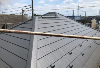 埼玉県川越市 - スレートの複合屋根をスーパーガルテクトで屋根カバー工法