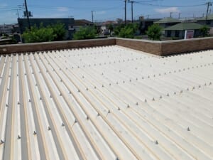 サムネイル画像 千葉県市原市 - 折板屋根の剣先ボルトにボルトキャップ取付