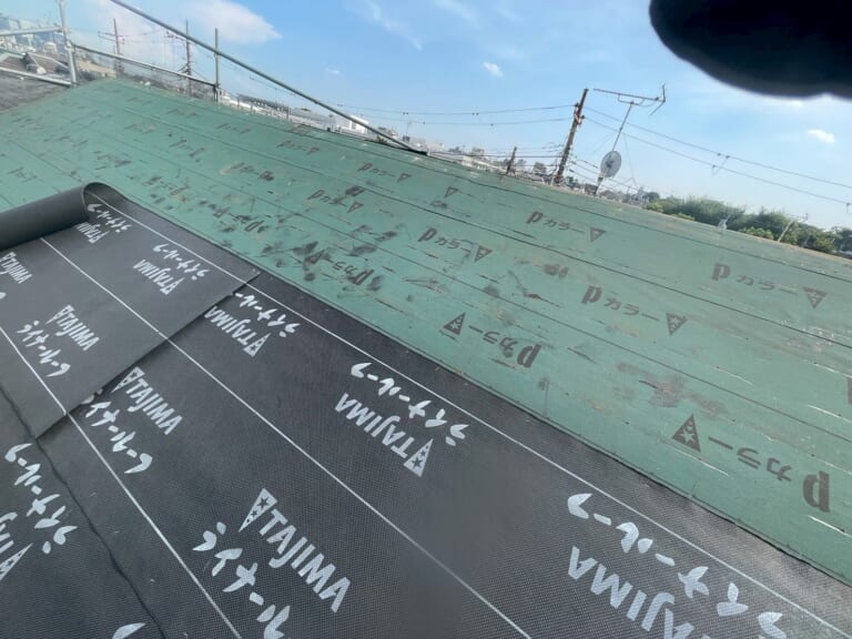 ルーフィングを敷く