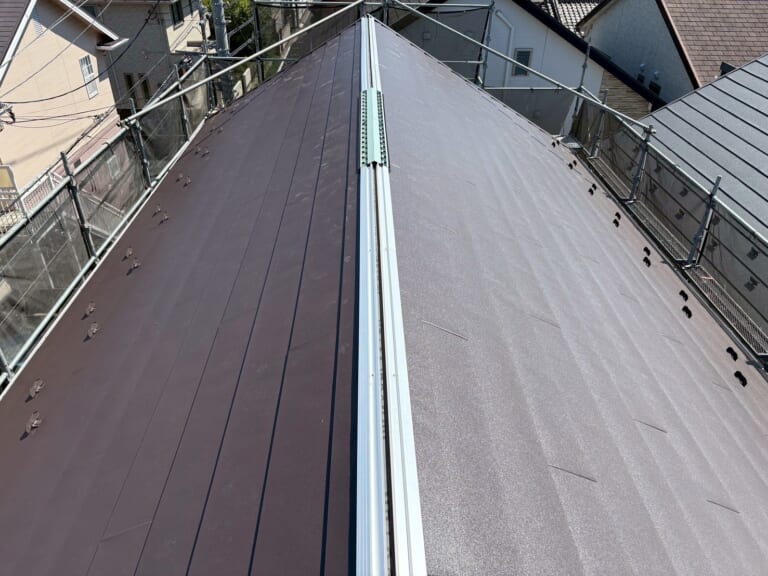 新しい屋根材を設置
