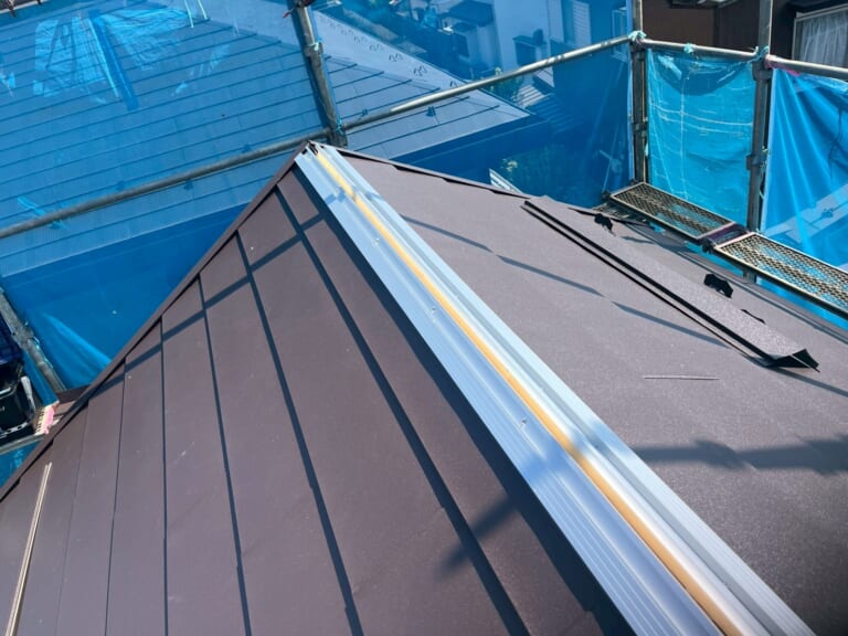 棟板金に金属下地を設置