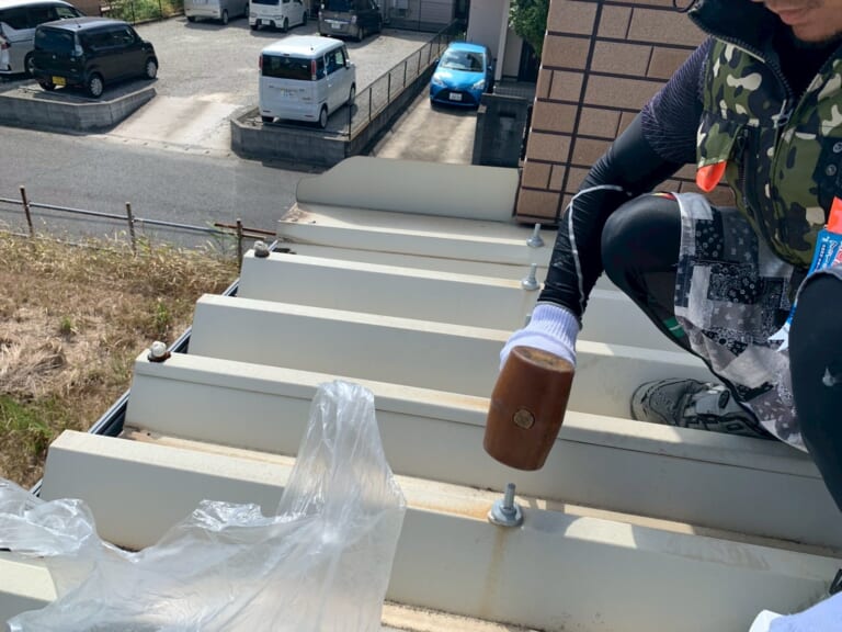 キャップを叩く様子