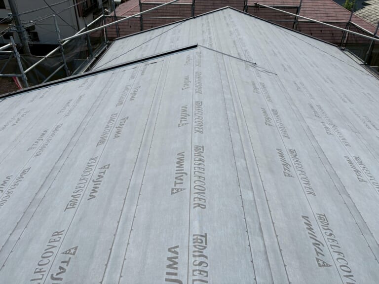 ルーフィングを貼る