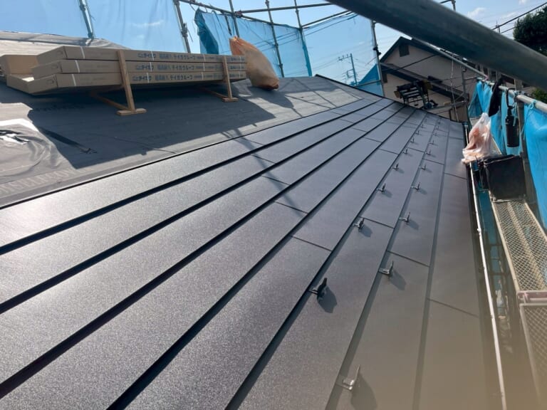 新しい屋根材を設置