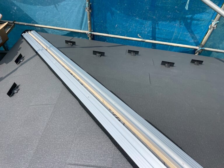 棟板金に金属下地を設置
