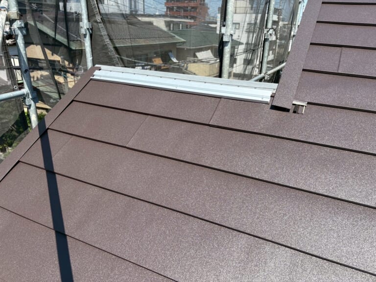 棟板金に金属下地を設置