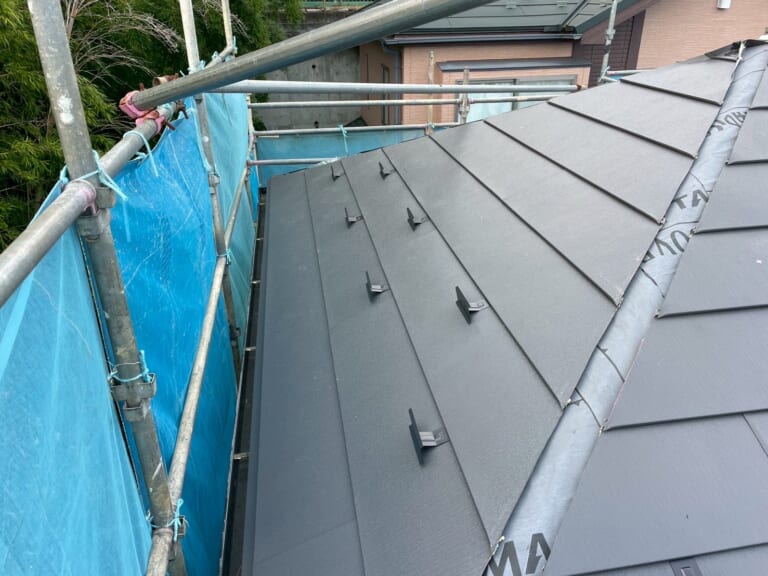 新しい屋根材を設置