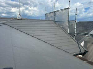 サムネイル画像 大阪府茨木市 - 割れが目立ち、雨漏りが心配になったコロニアルNEOをスーパーガルテクトでカバー工法