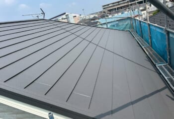横浜市都筑区 - 将来的に太陽光パネル設置予定のため、スーパーガルテクトで屋根リフォーム