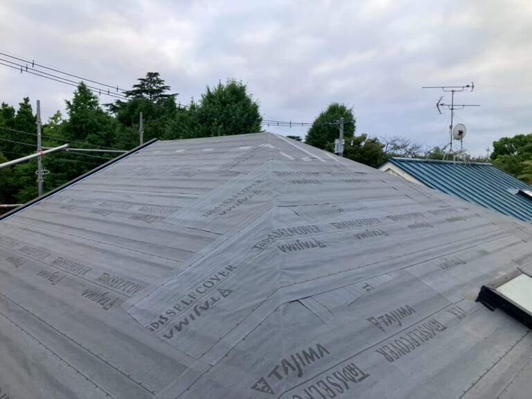 ルーフィングを敷く