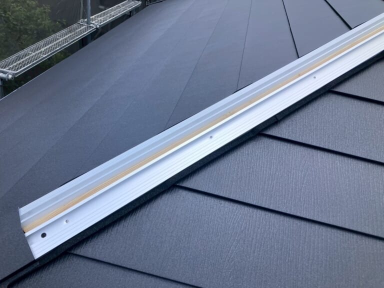 棟板金に金属下地を設置