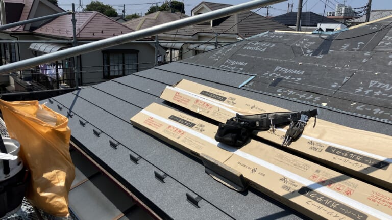 新規屋根材を張る