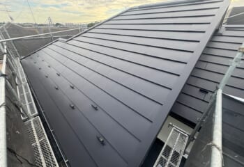 静岡県沼津市 - 割れたスレート屋根を横暖ルーフα プレミアムSで屋根修理