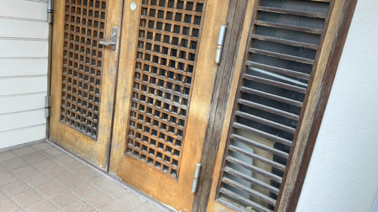 木製の玄関周り