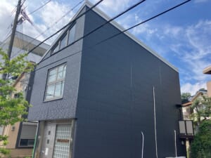 サムネイル画像 神戸市兵庫区 - 経年劣化により色あせたALCパネルをYKKのシャインウォールで外壁カバー工法