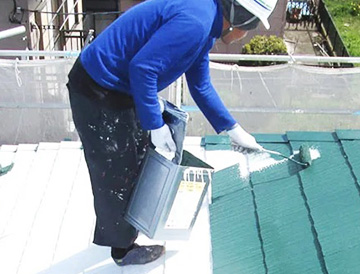 屋根塗装をするテイガクの職人