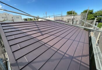 兵庫県尼崎市 - 太陽光パネル設置のためスレート屋根を金属屋根葺き替え工事