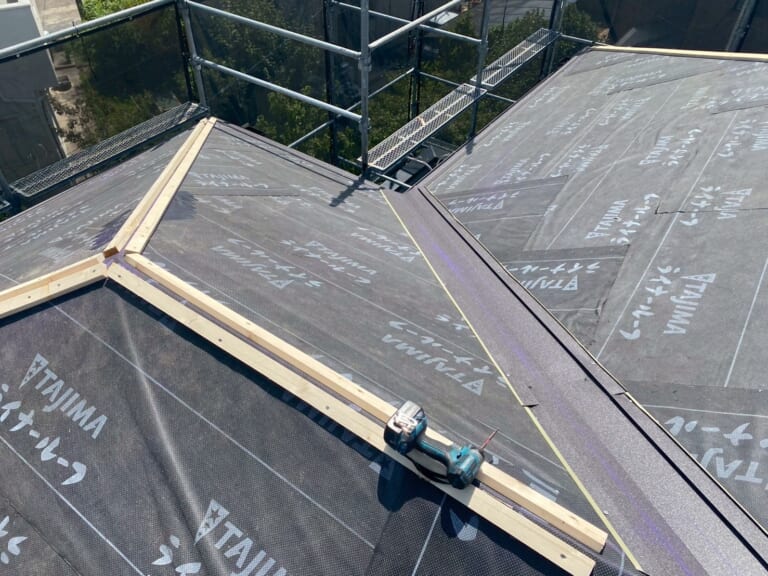 ルーフィングを敷く