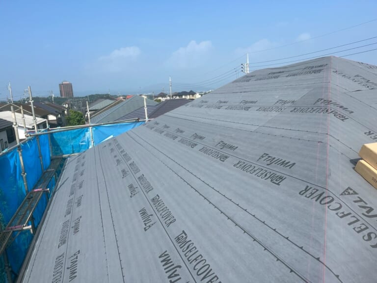 ルーフィングを敷く