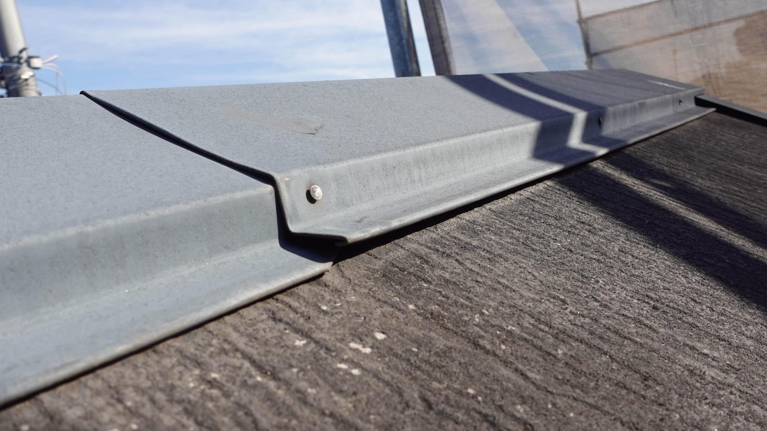 棟板金の釘打ち